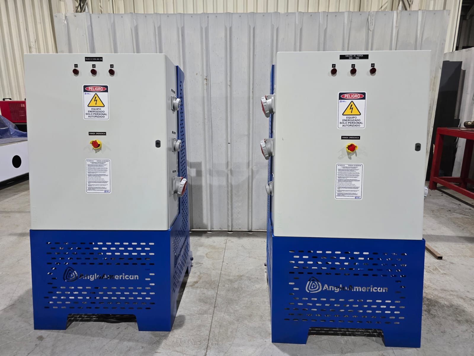 Dos tableros de fuerza portátiles terminados en el taller de R Ingeniería